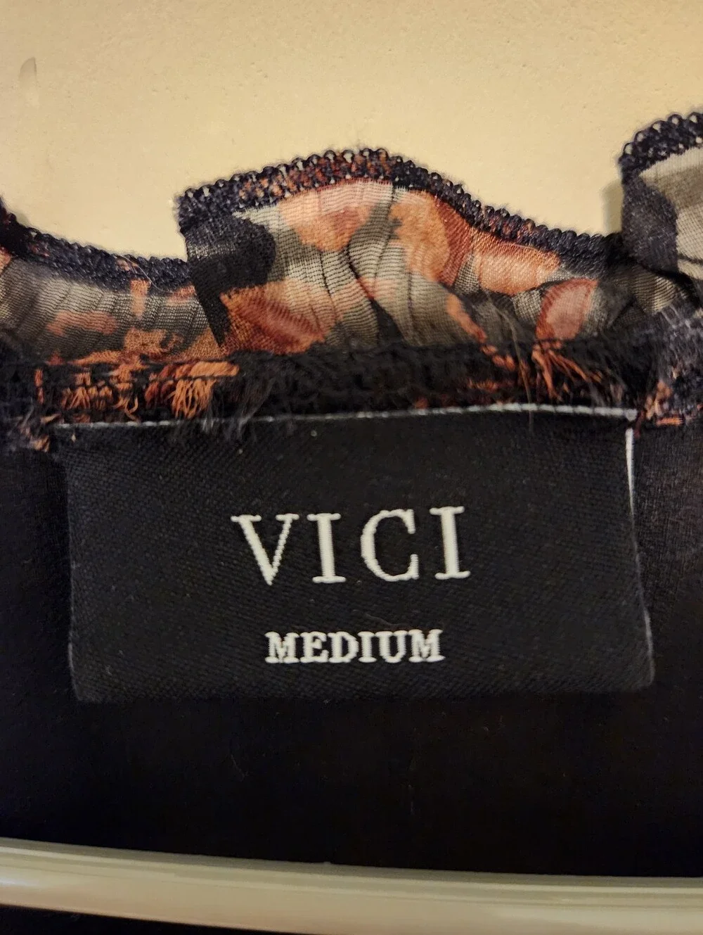 Like New Vici Frosted Cranberry Floral Peplum Blouse Size M - Picture 5 of 9